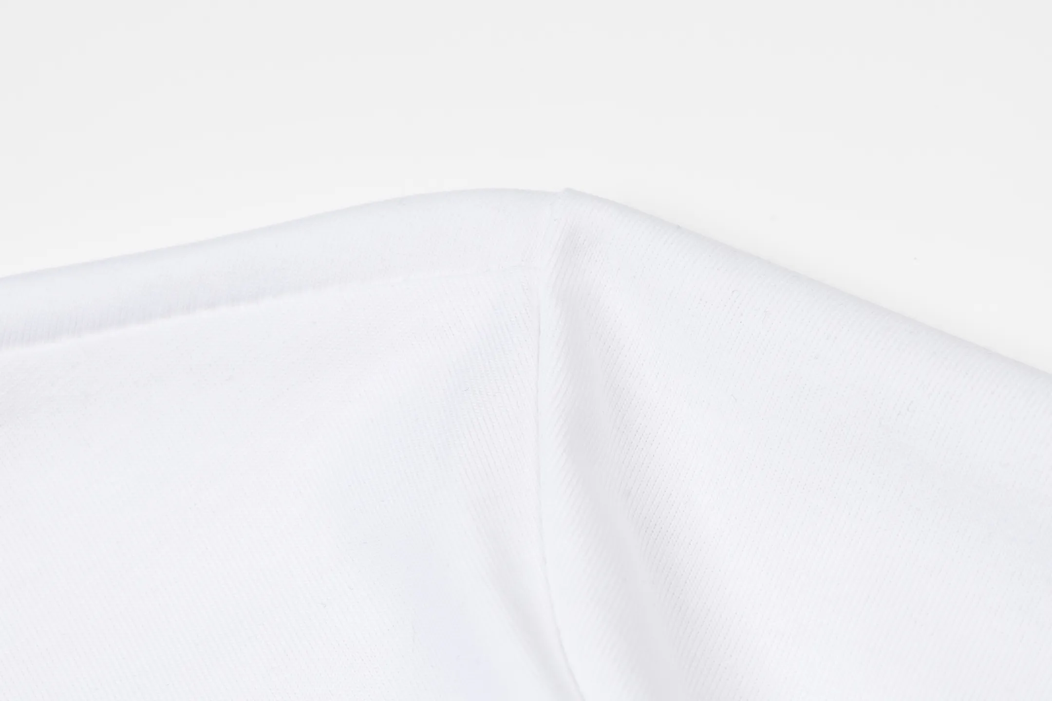 Adidas clover letter foam short-sleeved T-shirt Classic Black White color, pure cotton material is skin-friendly and breathable, super comfortable for daily wear! White round neck + cuffs with contrasting design, and the clover logo on the chest is very recognizable✨. The loose fit is suitable for a variety of body types. It can be worn casually with jeans or sweatpants, and you can easily get a casual and sporty style~ It can be easily used for daily travel, sports, and leisure! Style number: A 179# Color: Black White Size: S M L XL XXL